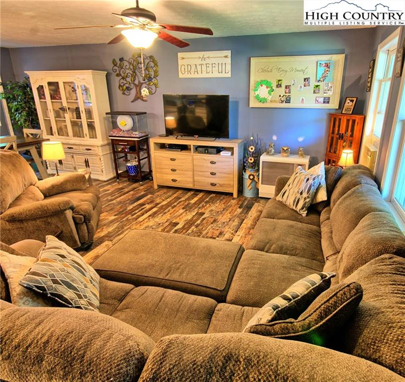 Image number 11 for the current listing