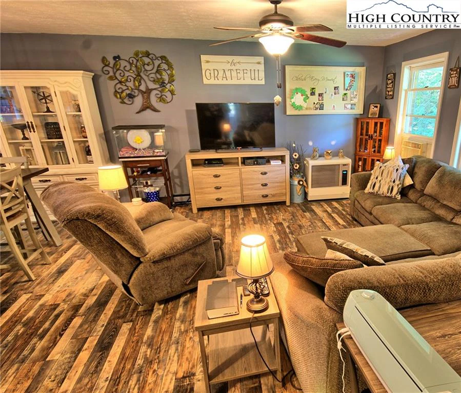 Image number 12 for the current listing