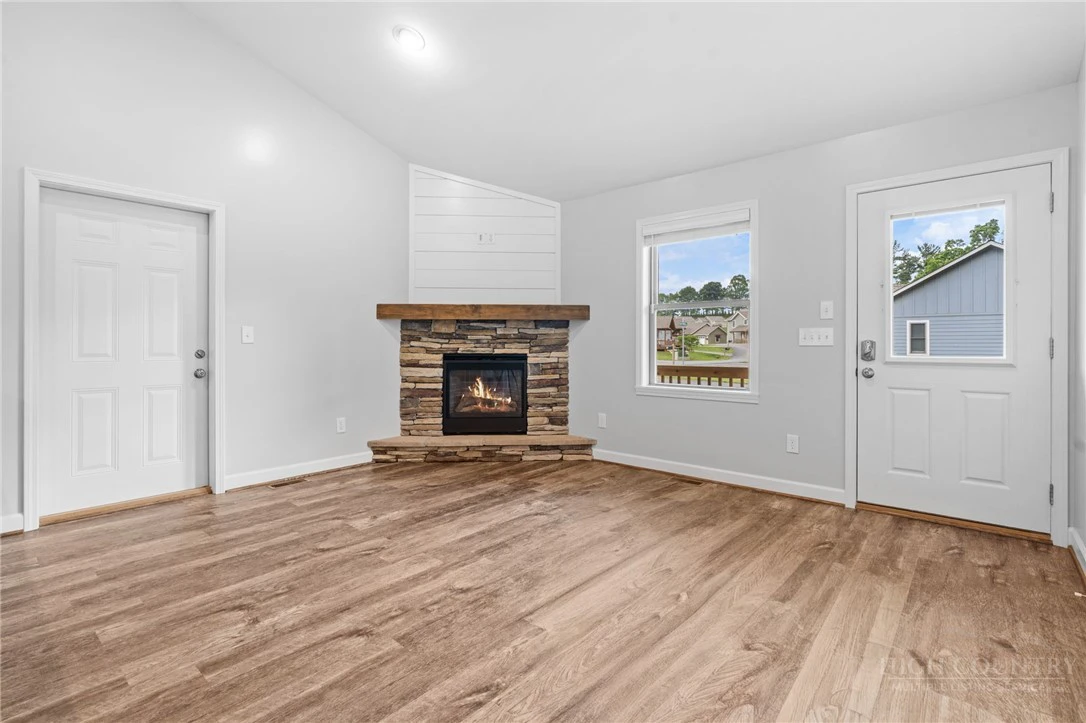Image number 9 for the current listing