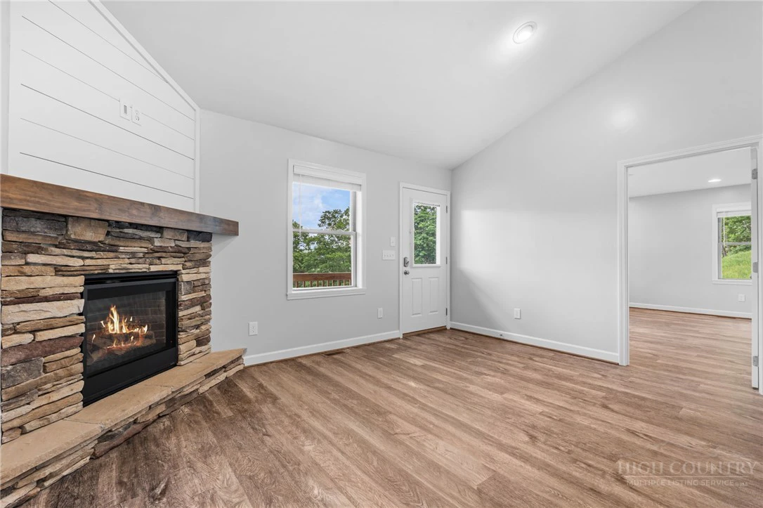Image number 10 for the current listing