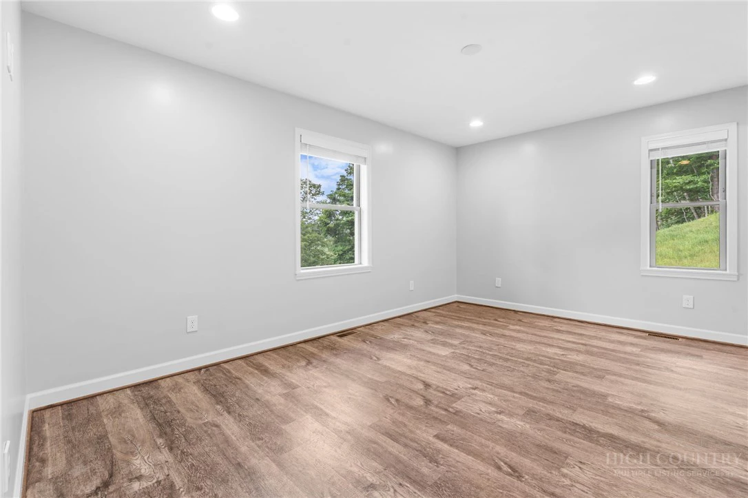 Image number 13 for the current listing