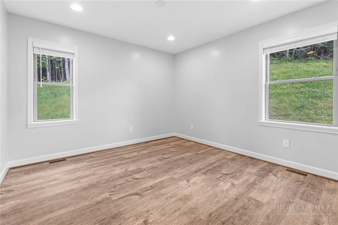 Image number 19 for the current listing