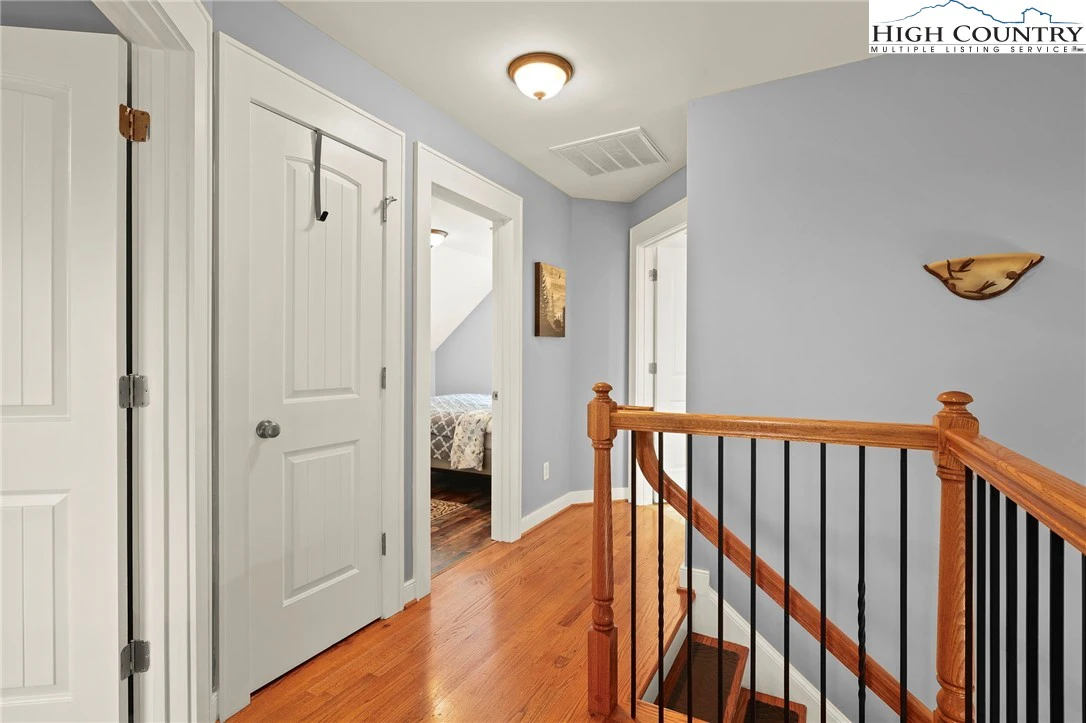 Image number 14 for the current listing