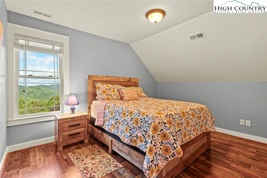 Image number 3 for the current listing