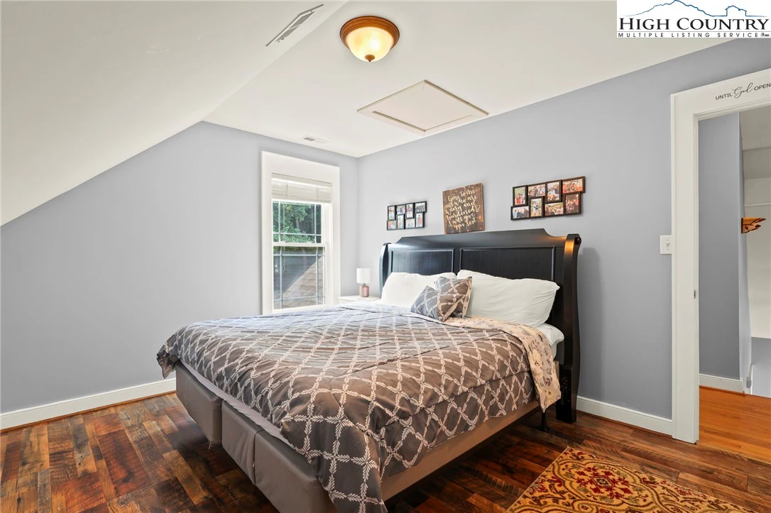 Image number 4 for the current listing