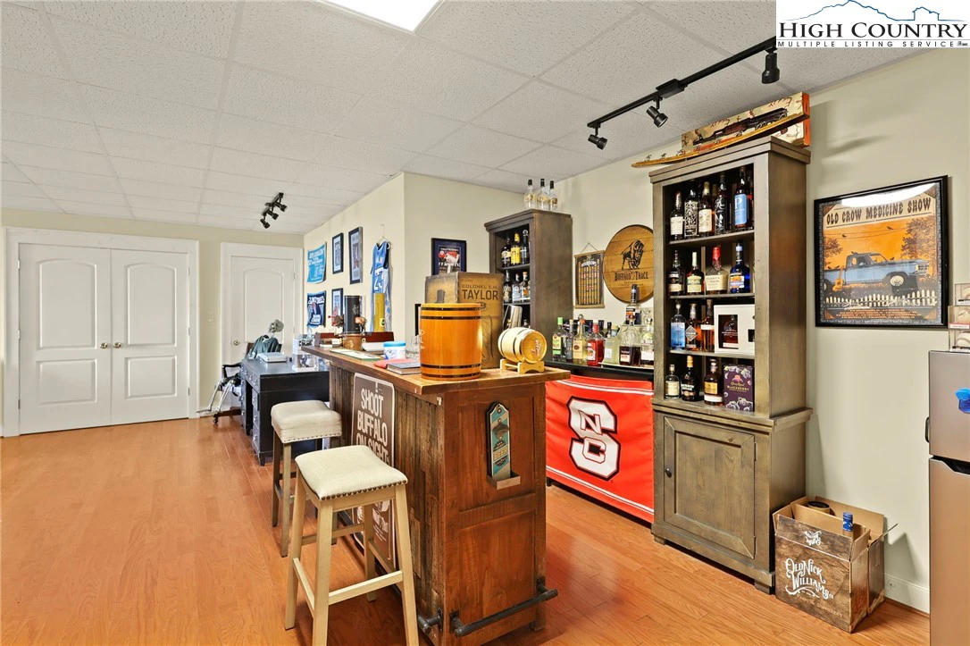 Image number 9 for the current listing