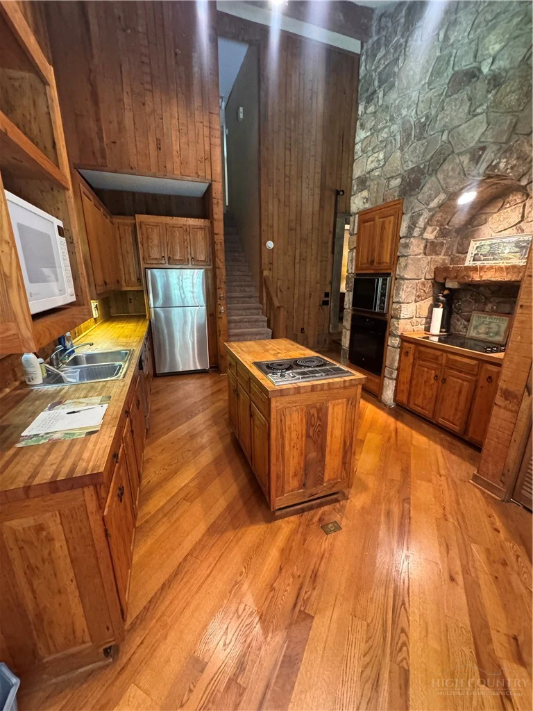 Image number 9 for the current listing