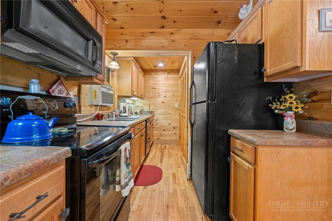 Image number 14 for the current listing