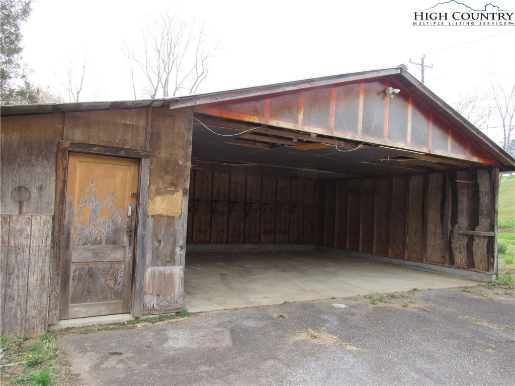 Image number 17 for the current listing
