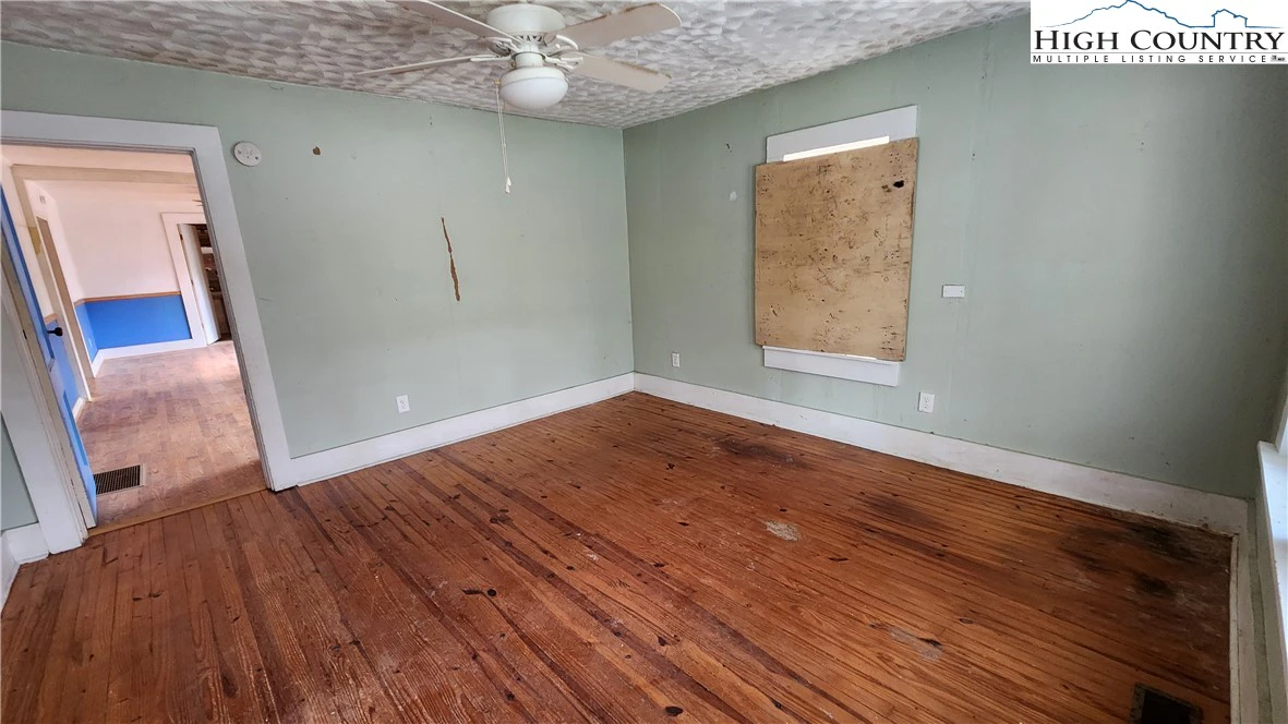 Image number 14 for the current listing