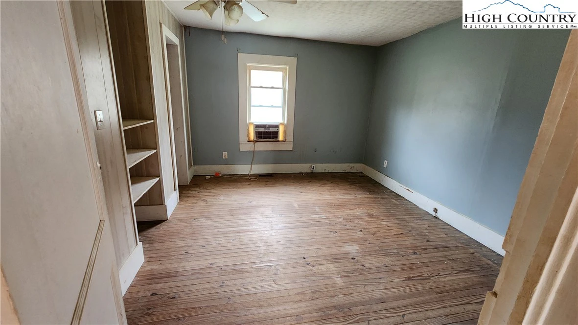 Image number 11 for the current listing