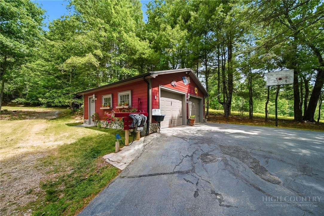 Image number 16 for the current listing