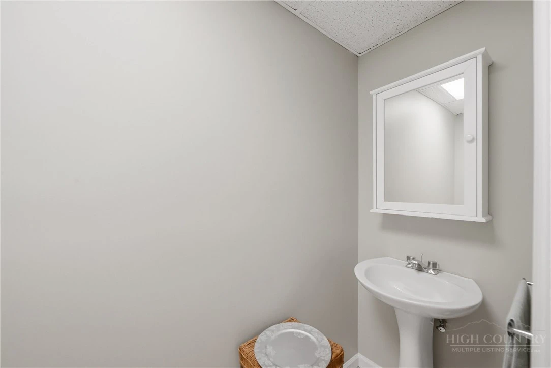 Image number 4 for the current listing