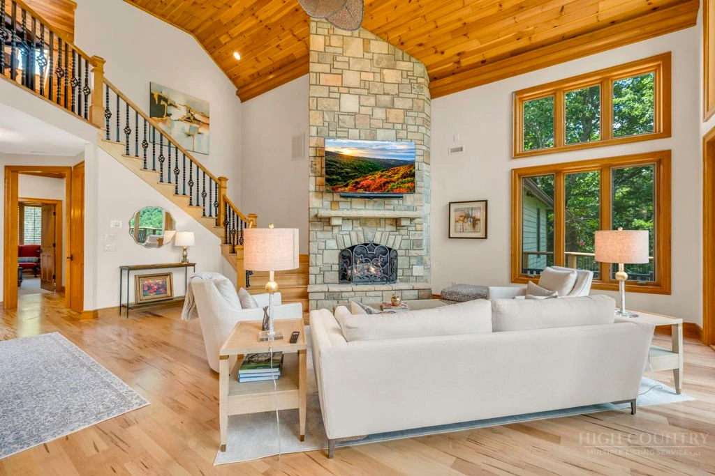 Image number 4 for the current listing
