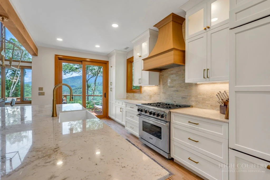 Image number 9 for the current listing