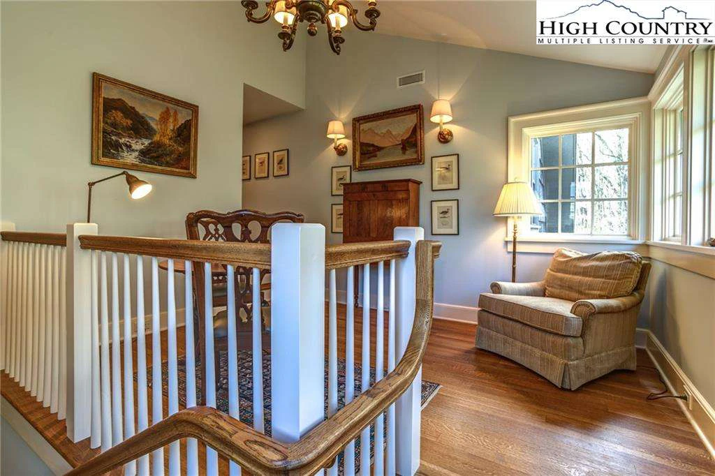 Image number 15 for the current listing