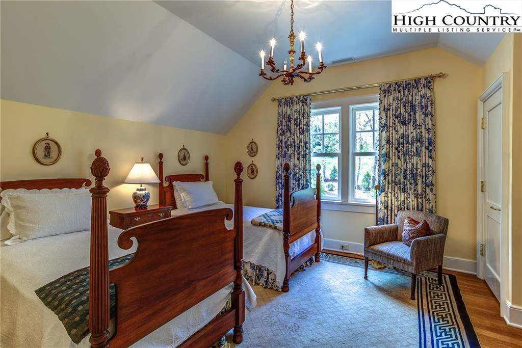 Image number 17 for the current listing