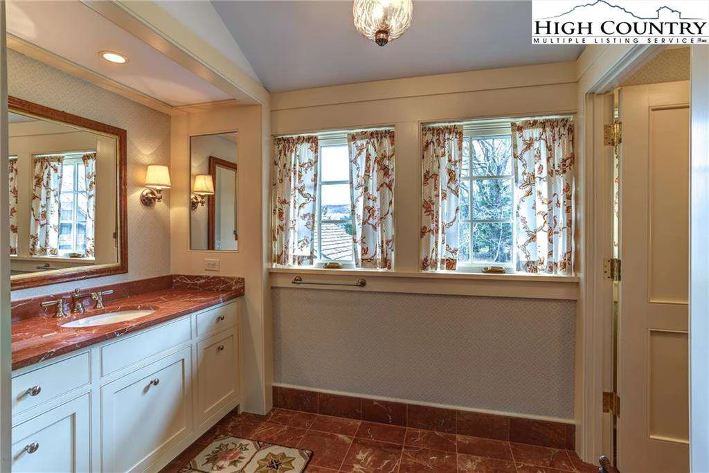 Image number 18 for the current listing