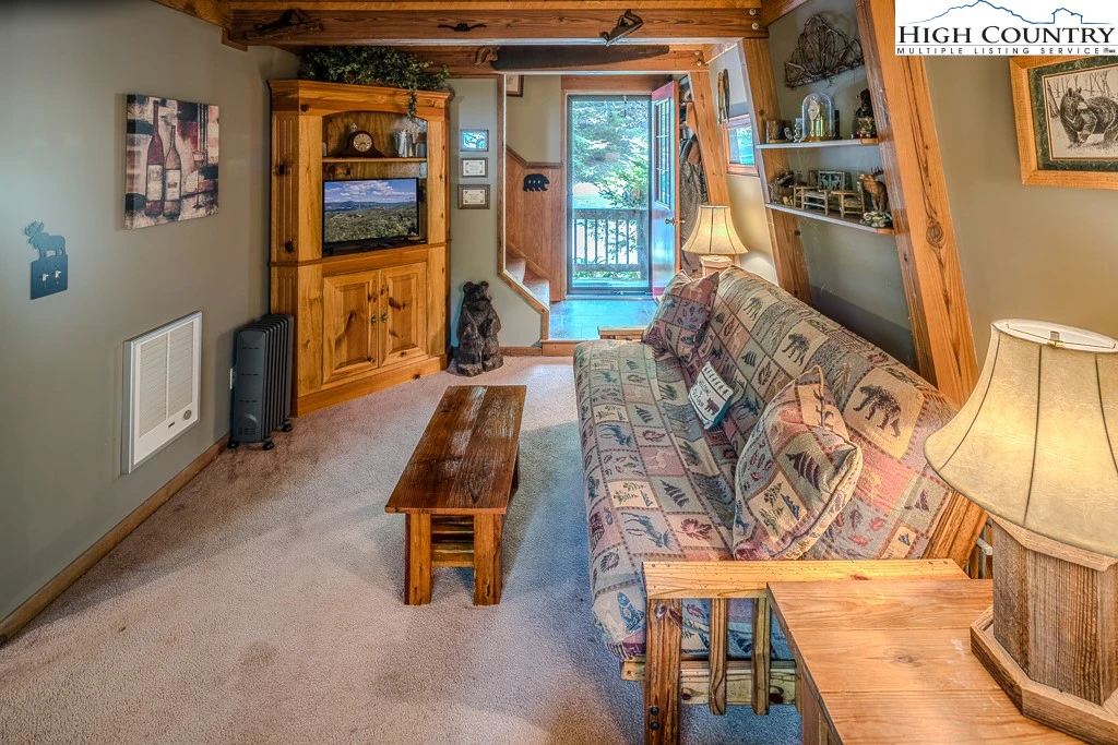 Image number 17 for the current listing