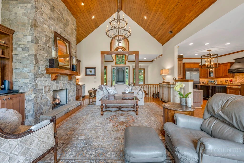 Image number 15 for the current listing