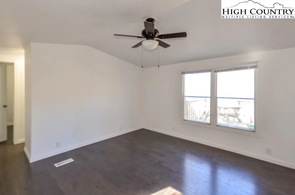 Image number 3 for the current listing