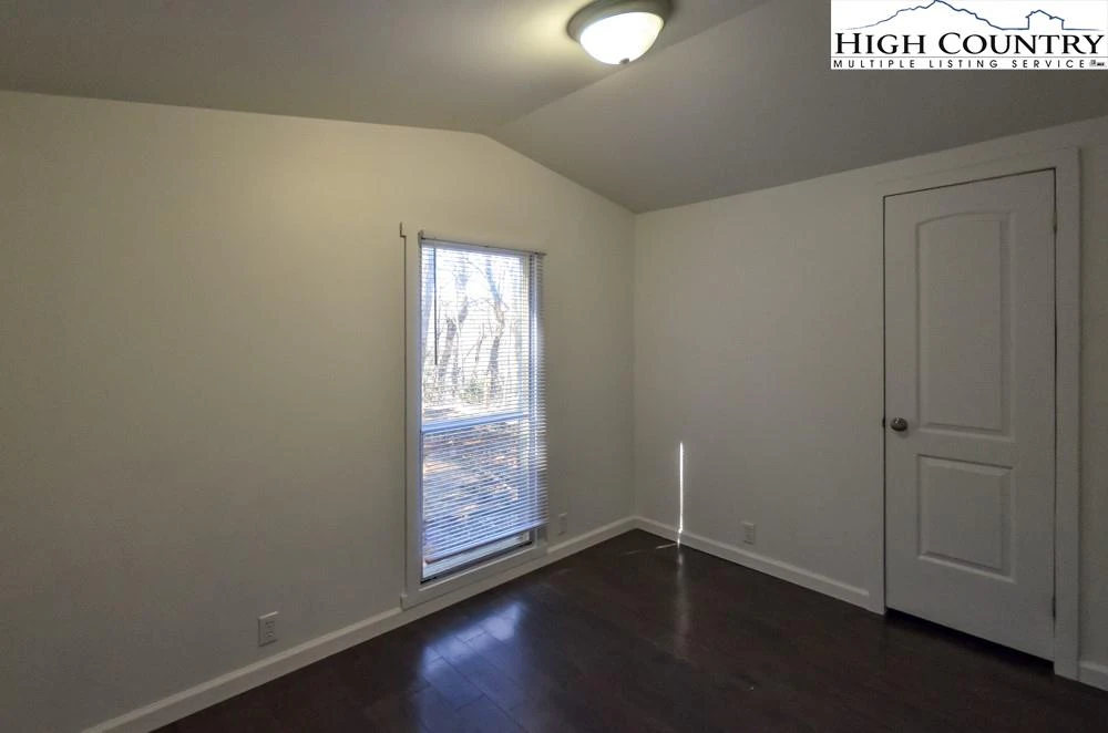 Image number 4 for the current listing
