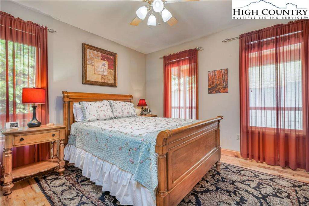 Image number 13 for the current listing