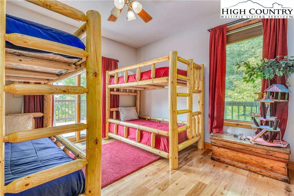 Image number 3 for the current listing