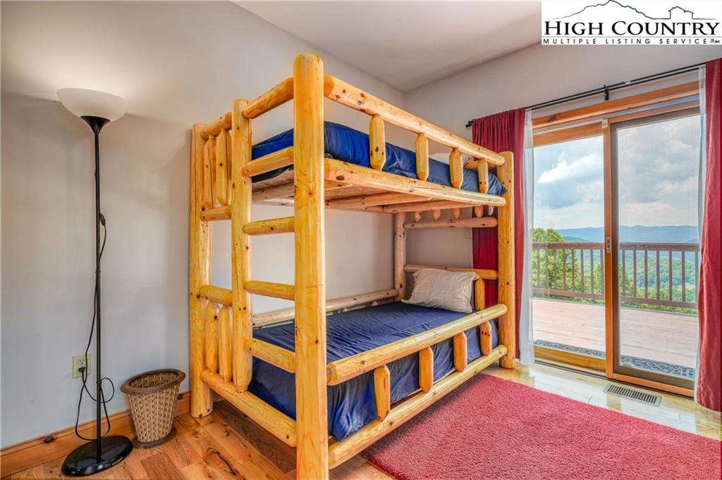 Image number 4 for the current listing