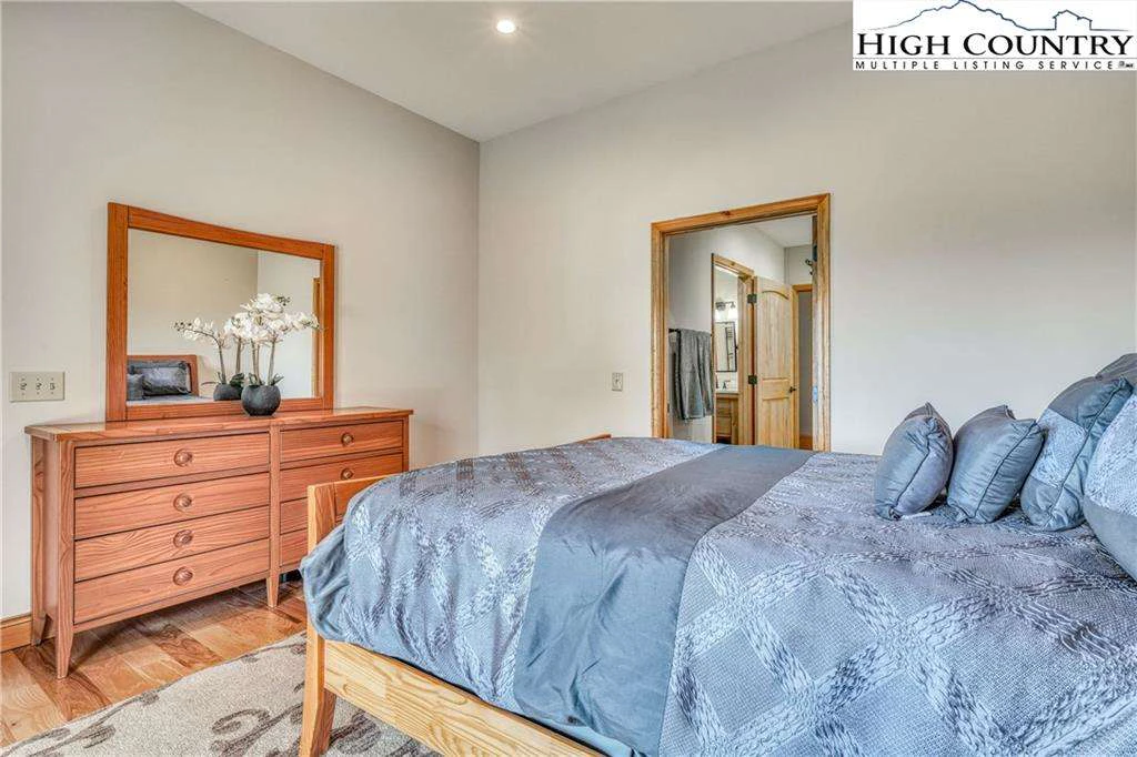 Image number 6 for the current listing