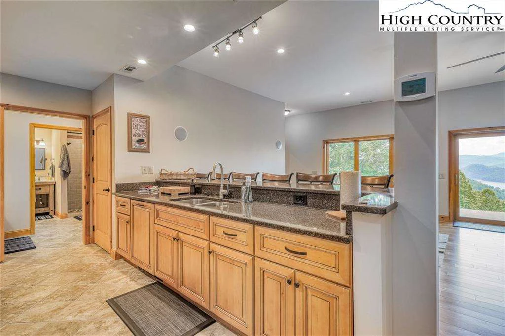 Image number 11 for the current listing