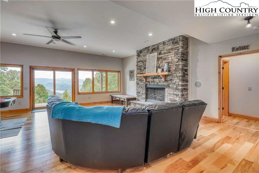 Image number 12 for the current listing