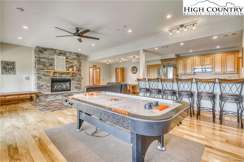 Image number 2 for the current listing