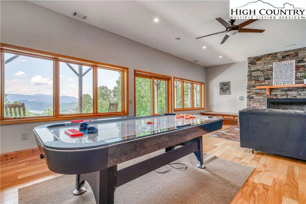 Image number 17 for the current listing