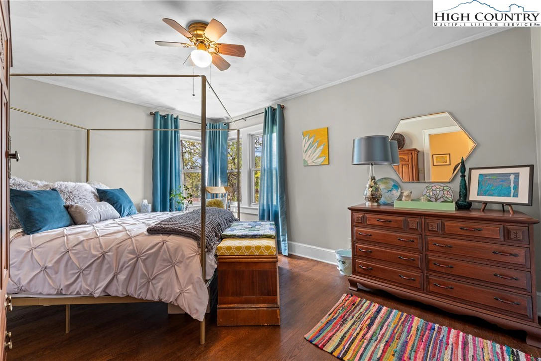 Image number 4 for the current listing
