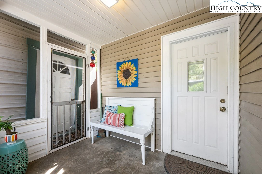 Image number 19 for the current listing