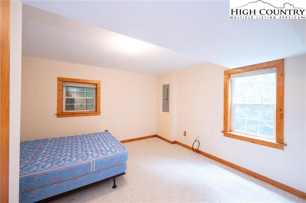 Image number 15 for the current listing