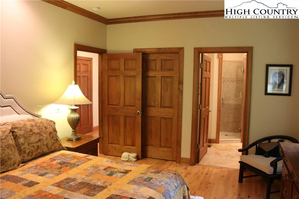 Image number 3 for the current listing