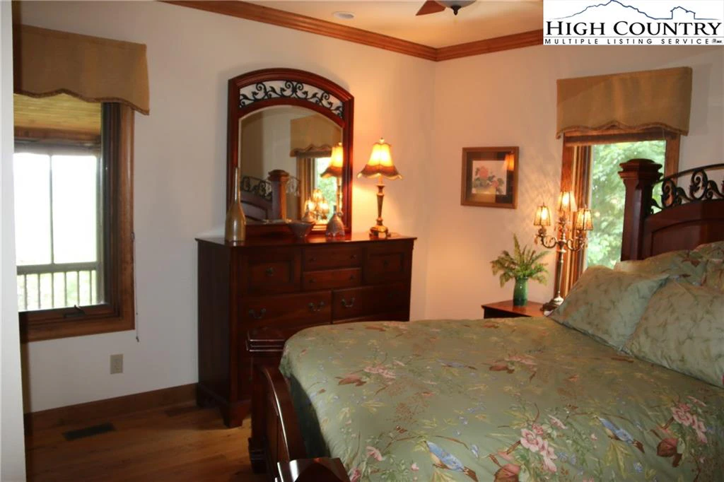 Image number 5 for the current listing
