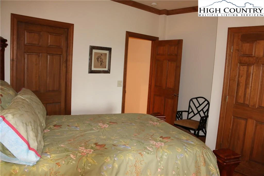 Image number 6 for the current listing