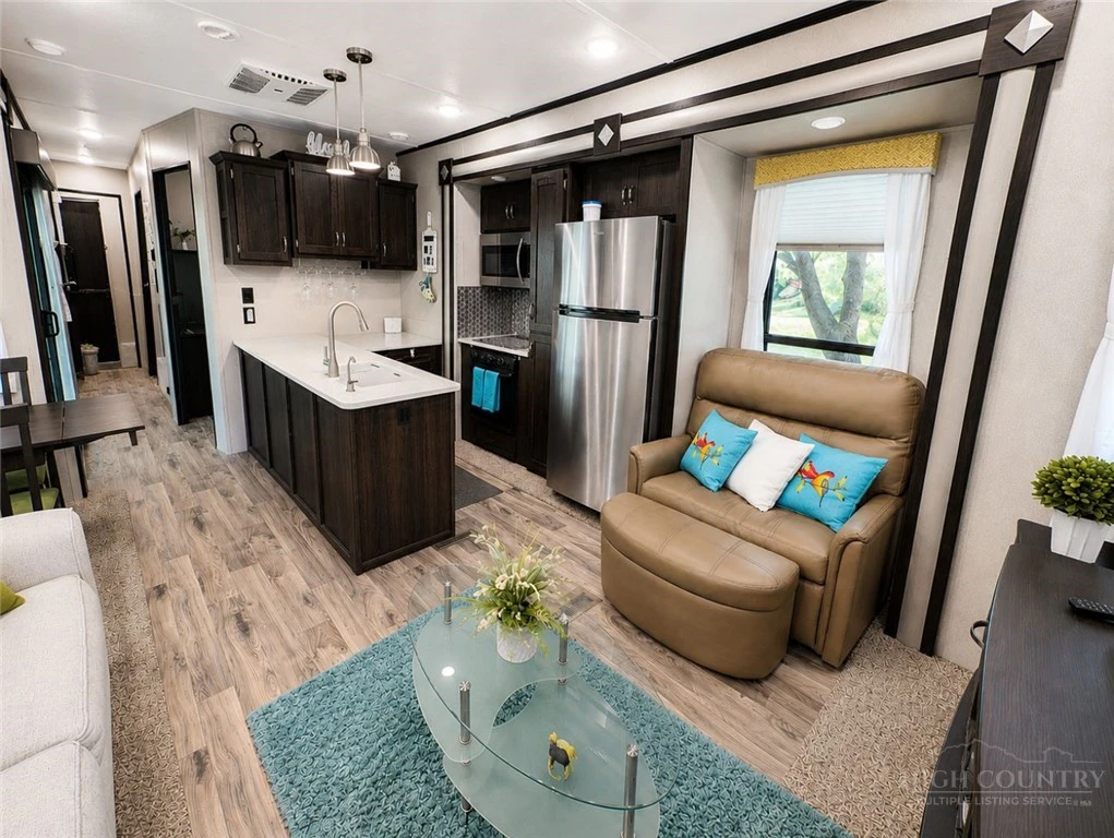 Image number 19 for the current listing