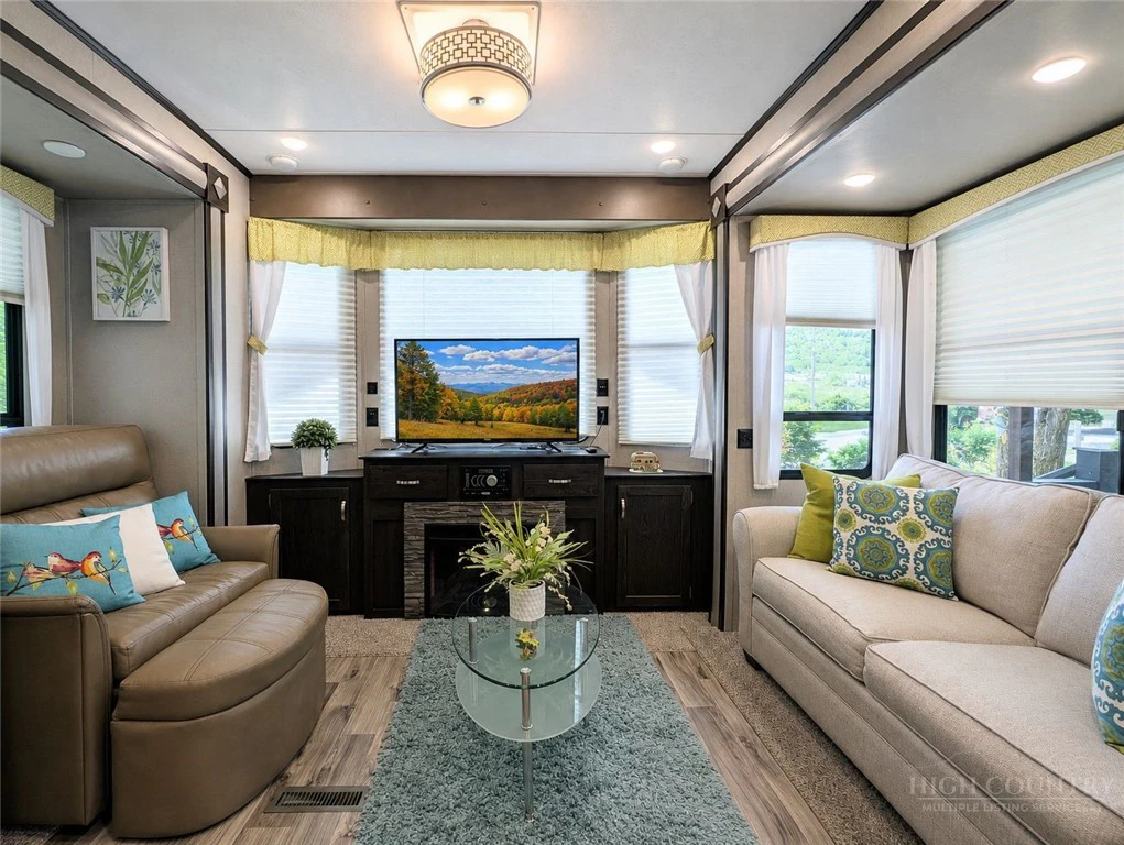 Image number 20 for the current listing
