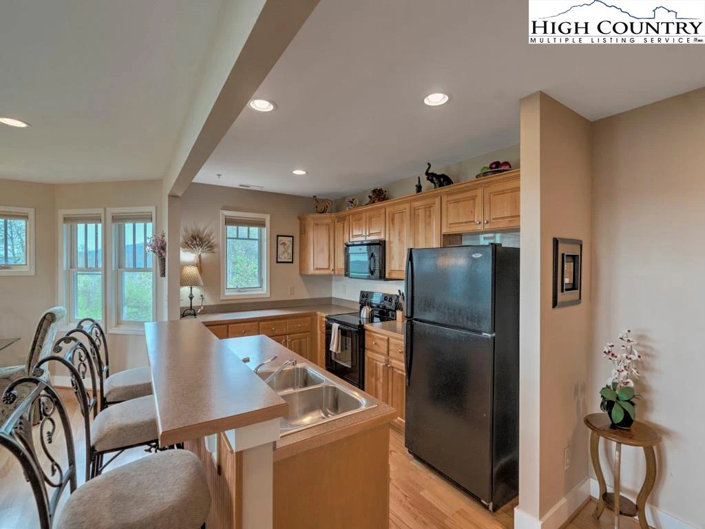 Image number 3 for the current listing