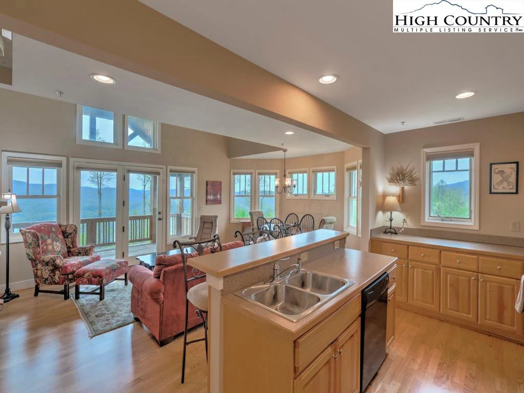 Image number 4 for the current listing