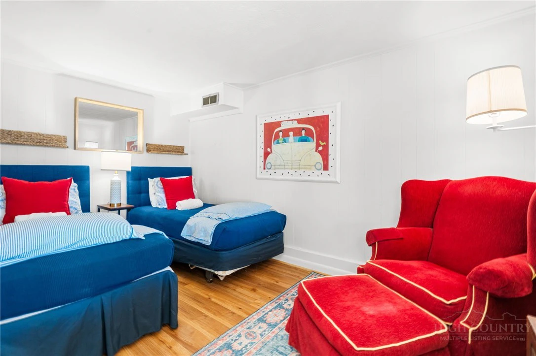 Image number 4 for the current listing