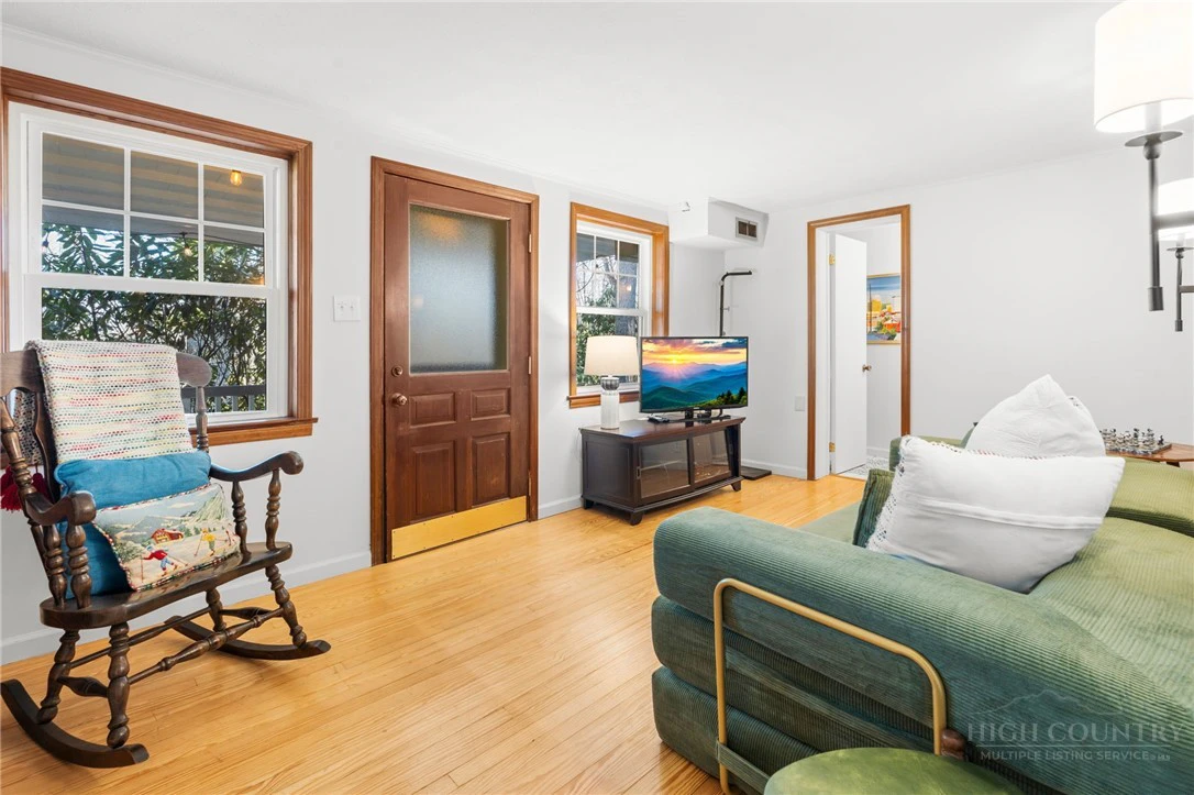 Image number 7 for the current listing