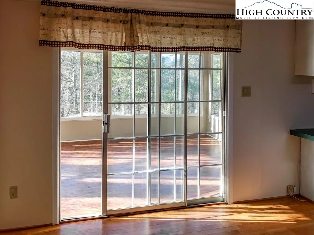 Image number 2 for the current listing