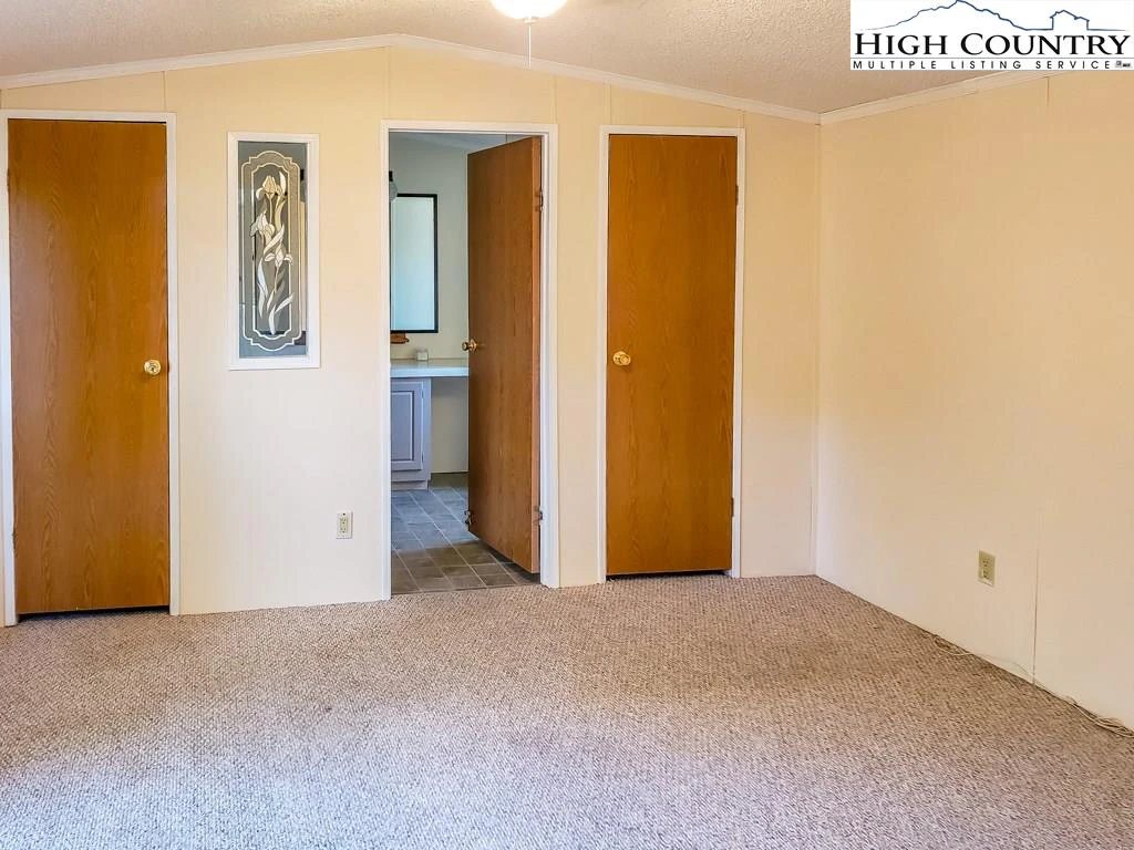 Image number 11 for the current listing