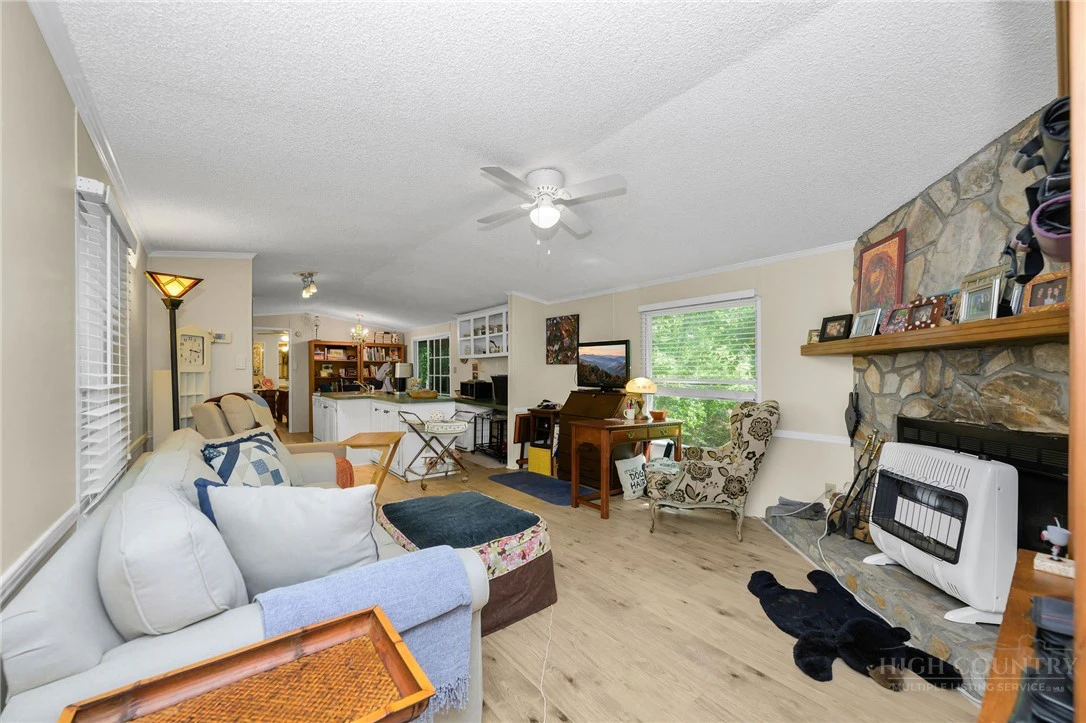 Image number 19 for the current listing