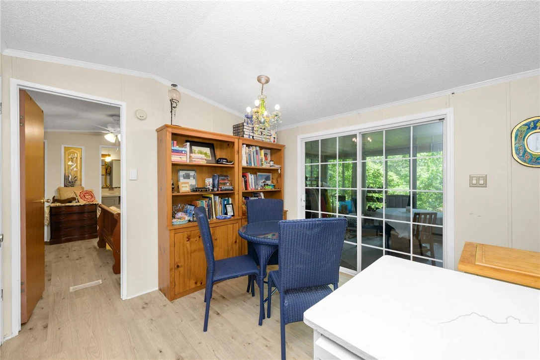 Image number 10 for the current listing